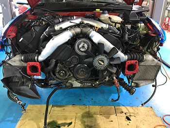 アウディ RS4 エンジン オイル漏れ修理